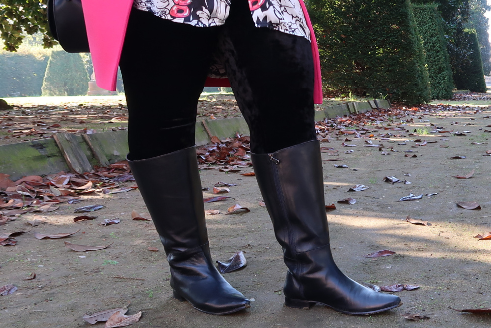 Outfit curvy nero fuxia e degli stivali per polpacci grossi